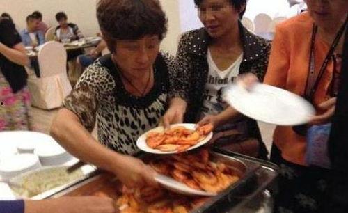 大妈村头吃瓜视频,揭秘乡村生活百态  第2张