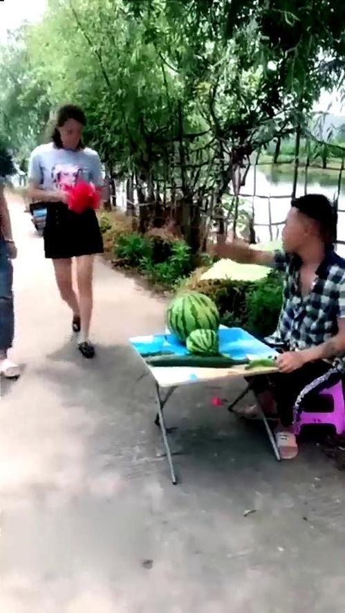 大妈村头吃瓜视频,揭秘乡村生活百态  第3张