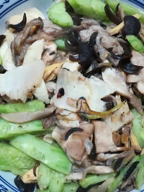 菌菇毛瓜煮汤可以吃吗视频,家常美味营养汤品分享  第2张