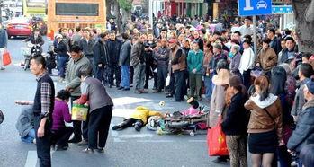 男生围观吃瓜视频,男生围观吃瓜视频，揭秘校园热点事件  第2张