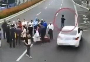 男生围观吃瓜视频,男生围观吃瓜视频，揭秘校园热点事件  第3张