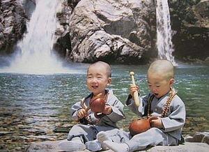 二个和尚吃瓜视频,二和尚共品夏日清凉  第3张