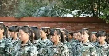 军训吃瓜调侃学弟视频,吃瓜调侃学弟，校园搞笑瞬间回顾  第2张