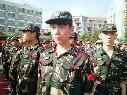 军训吃瓜调侃学弟视频,吃瓜调侃学弟，校园搞笑瞬间回顾  第3张