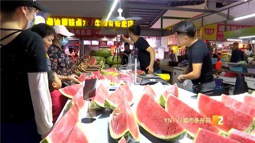 摆摊小哥吃瓜视频,揭秘摆摊小哥的日常趣事