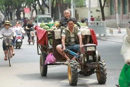 摆摊小哥吃瓜视频,揭秘摆摊小哥的日常趣事  第2张