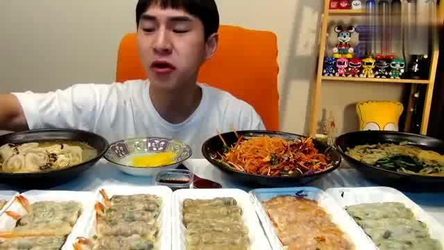 摆摊小哥吃瓜视频,揭秘摆摊小哥的日常趣事  第3张