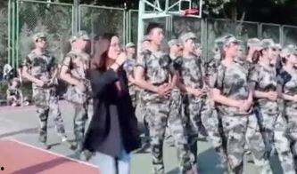 军训女孩吃瓜视频全集,揭秘军营生活趣味瞬间  第3张