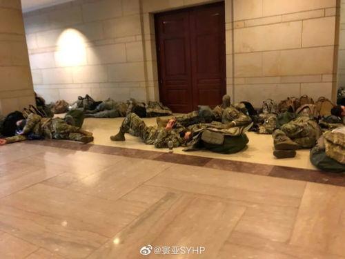 美国大兵吃瓜视频,揭秘战地生活趣味瞬间