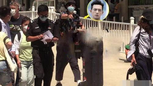 李现吃瓜群众视频,揭秘明星私下趣味瞬间  第2张