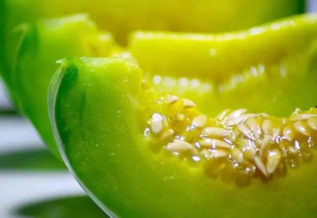 翠果吃瓜的视频,揭秘网红美食背后的故事  第2张