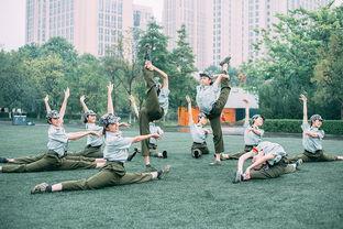 凉亭吃瓜军训跳舞视频,青春舞动，欢乐无限