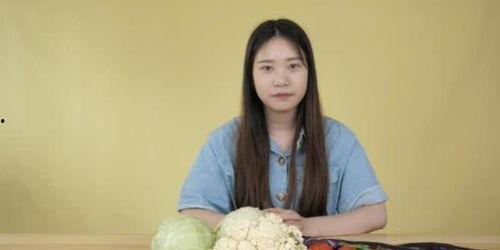 邵雯吃瓜样子真实图片视频,真实还原的可爱日常  第3张