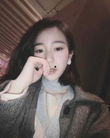 短发模特吃瓜视频,镜头下的时尚与趣味  第2张