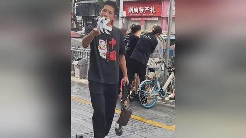 男子路边吃瓜视频大全播放,男子路边吃瓜视频大全，夏日街头趣味瞬间  第3张