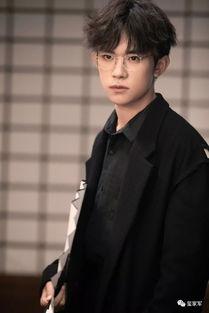 易烊千玺剧组吃瓜视频,揭秘明星幕后生活