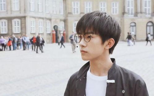 易烊千玺剧组吃瓜视频,揭秘明星幕后生活  第3张