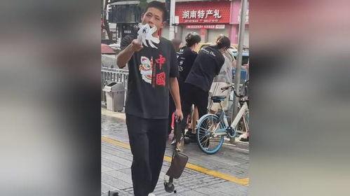 路边买瓜吃视频,体验夏日街头美食风情