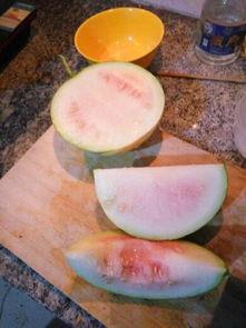 路边买瓜吃视频,体验夏日街头美食风情  第3张