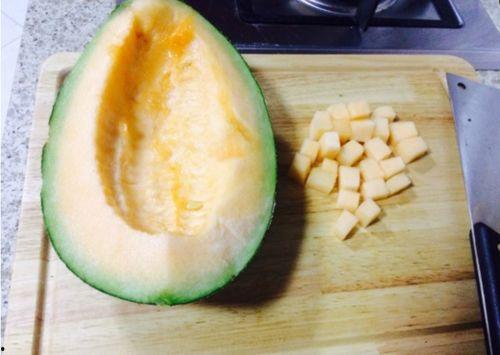 吃哈密瓜的小伙视频大全,小伙视频大全带你领略甜蜜瞬间