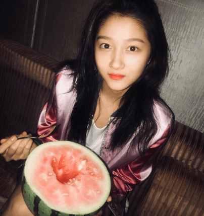 吃瓜真人实拍图片视频,吃瓜群众围观大事件，现场画面曝光！  第2张