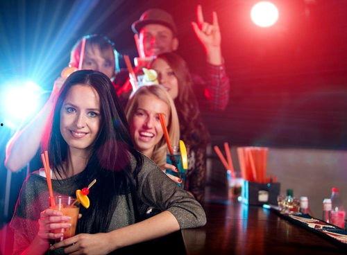 酒吧吃瓜女孩视频大全,揭秘夜店里的欢乐时光  第3张