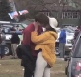 男子美国吃瓜视频,美国街头男子意外成为“吃瓜群众”焦点  第3张