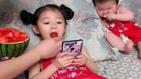吃瓜女孩爸爸视频播放,揭秘家庭温馨瞬间