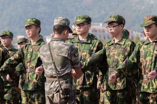 军训跳舞肩带视频 吃瓜,吃瓜群众热议军营风采  第3张