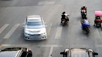 司机吃瓜撞车视频播放下载,司机吃瓜瞬间撞车，视频播放下载引热议  第2张