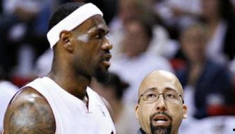 詹姆斯在家吃瓜视频下载,揭秘NBA巨星日常休闲时光