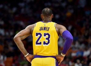 詹姆斯在家吃瓜视频下载,揭秘NBA巨星日常休闲时光  第3张