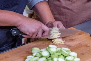 焦瓜用不用削皮吃呢视频  第2张