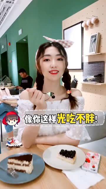 闺蜜吃瓜清空桌子视频,清空桌子瞬间成焦点  第3张