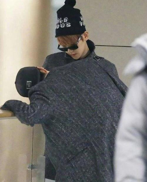 吴世勋搞笑吃瓜视频,笑料连连，带你领略明星日常趣味